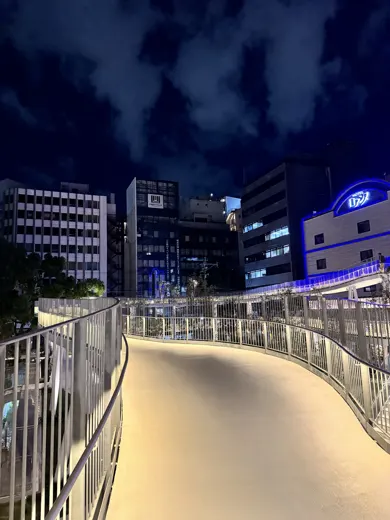 10月6日 · 夜里的步行连廊 · 第9张精选照片