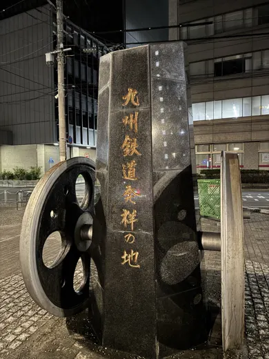 10月6日 · 街头的石碑与车轮 · 第12张精选照片
