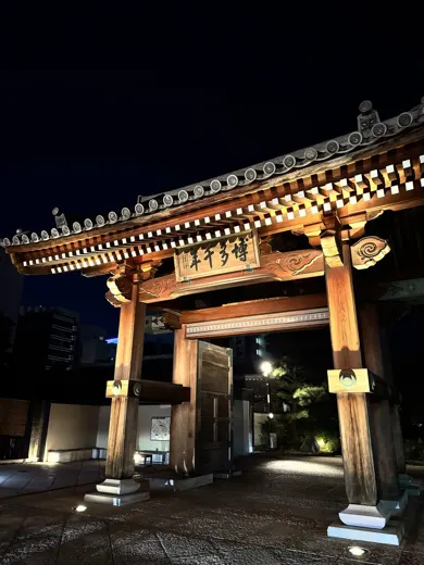 10月6日 · 灯光下的寺门 · 第15张精选照片