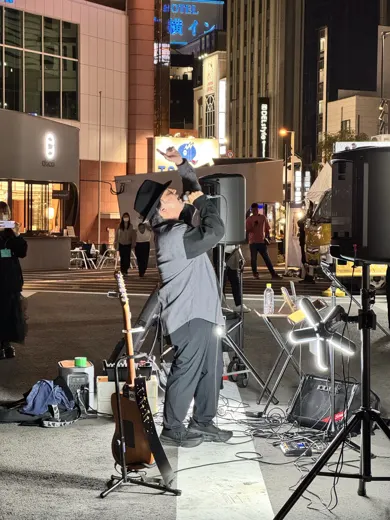 10月7日 · 桥边的街头演奏 · 第10张精选照片